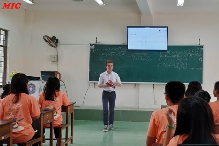 Sinh viên Pháp đến Bình Định làm giáo viên nước ngoài dạy môn toán