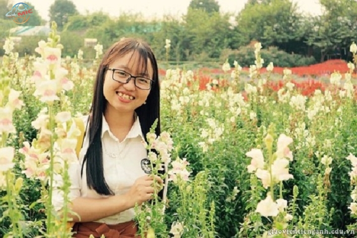 Nữ sinh viên H’Mông mở lớp dạy tiếng Anh miễn phí