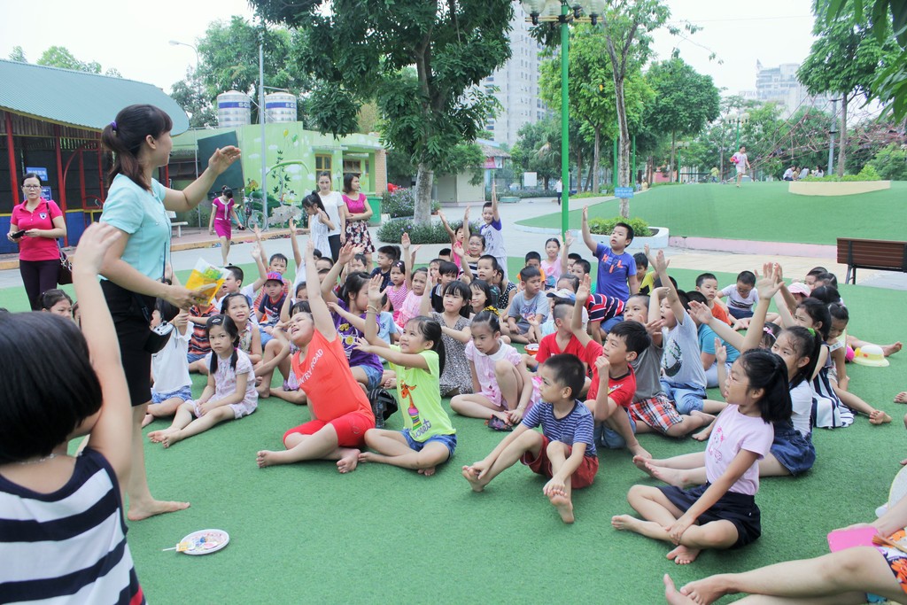 giáo viên nước ngoài tổ chức hoạt động hè 2