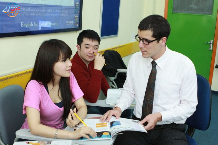 trò chuyện nhiều với giáo viên nước ngoài là một cách tốt để học ngữ pháp tiếng Anh