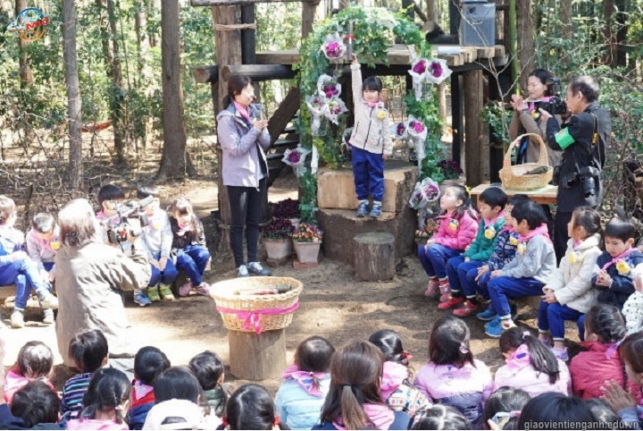 Trường mẫu giáo Nhật Bản làm lễ tốt nghiệp trong rừng tránh dịch